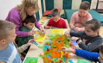 Dotknij, poczuj, zr&oacute;b! Sensoryczne wsparcie małych rączek